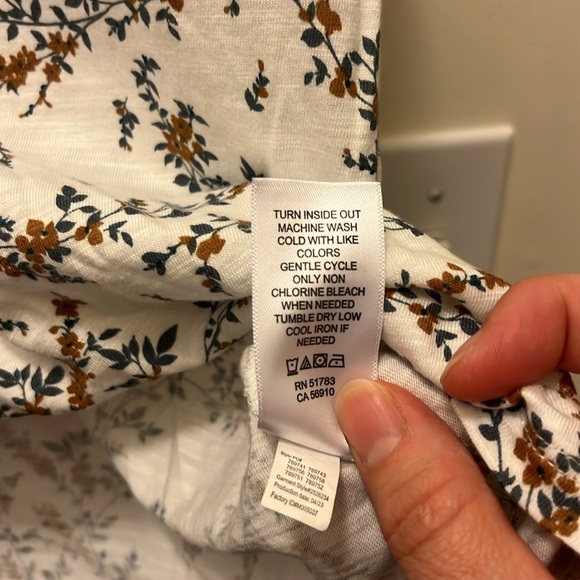 Maurices White floral Blouse with small ruffled sleeves size L - Picture 6 of 8